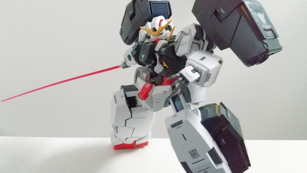 ビームサーベル構えポーズ。後に紹介しますが、中にナドレが入っているので笑、構造上、稼働は厳しいのかなぁと思っていたんですが、ヴァーチェでもカッコいいポージングはできます。すごい技術です。