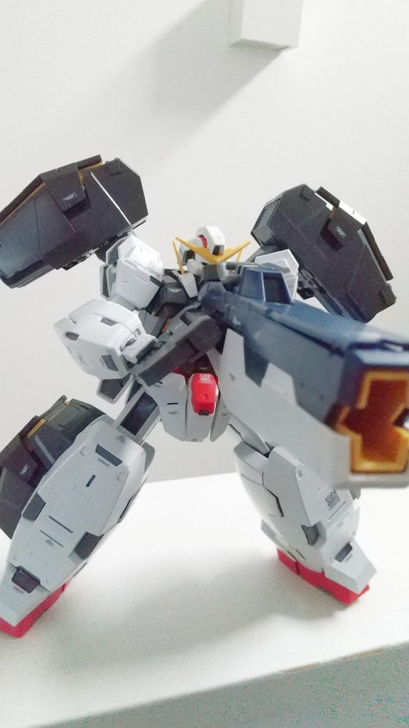 よく見るこの構えポーズはかなり安定した保持力で完全に再現できます。肩と足に付いているGNフィールドは展開すると黄色い部分が見え、情報量が増えてカッコいいです。