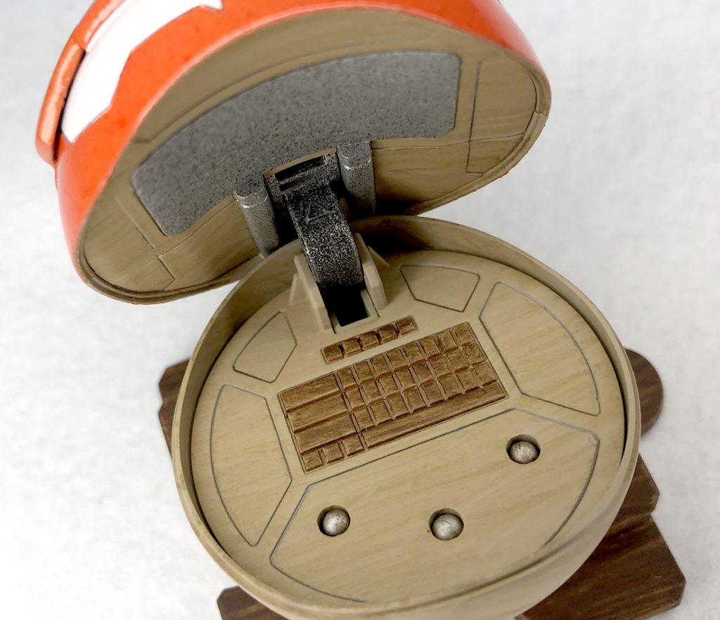 そして今回、木目塗装を随所に取り入れてみましたヒスイビリリダマの体下半分がそうでしたがさらに中の構造も木板と金属の作りに見えるよう配色してみました