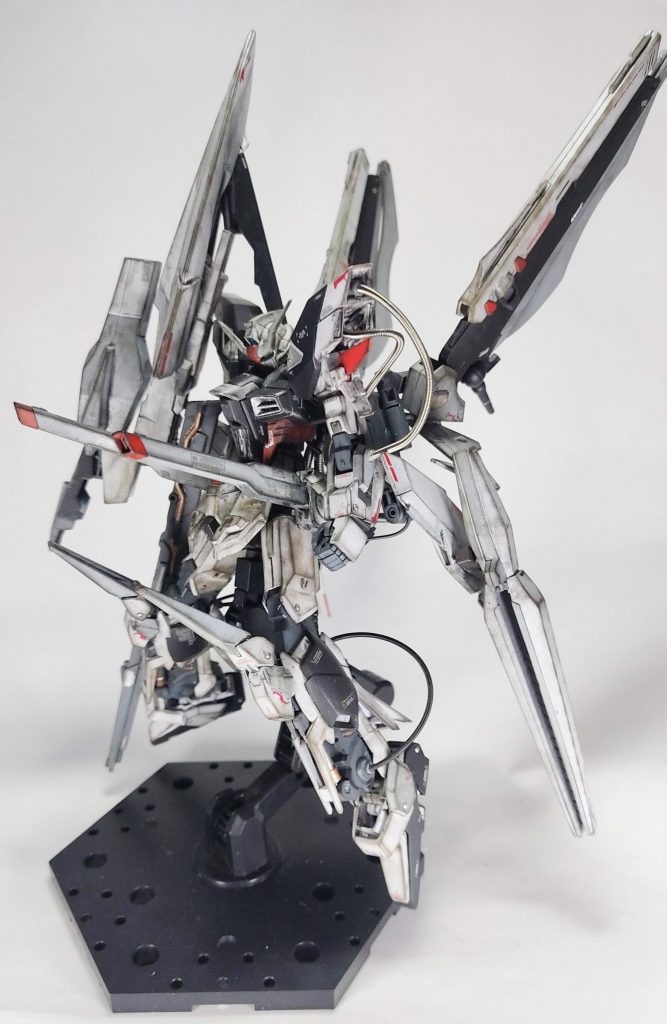 塗装が剥げるのであんまり動かしたくないクスィフィアス3レール砲を展開。肩部のパイプがどーんとしているのは自分でも「好みが別れる部分だろうなあ」と思いました。でも好きなんですこういうの。