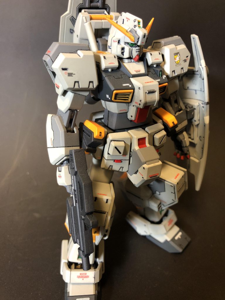 各所に筋彫りを入れ、フロントアーマーにレッドチップを入れてアクセントにしました。