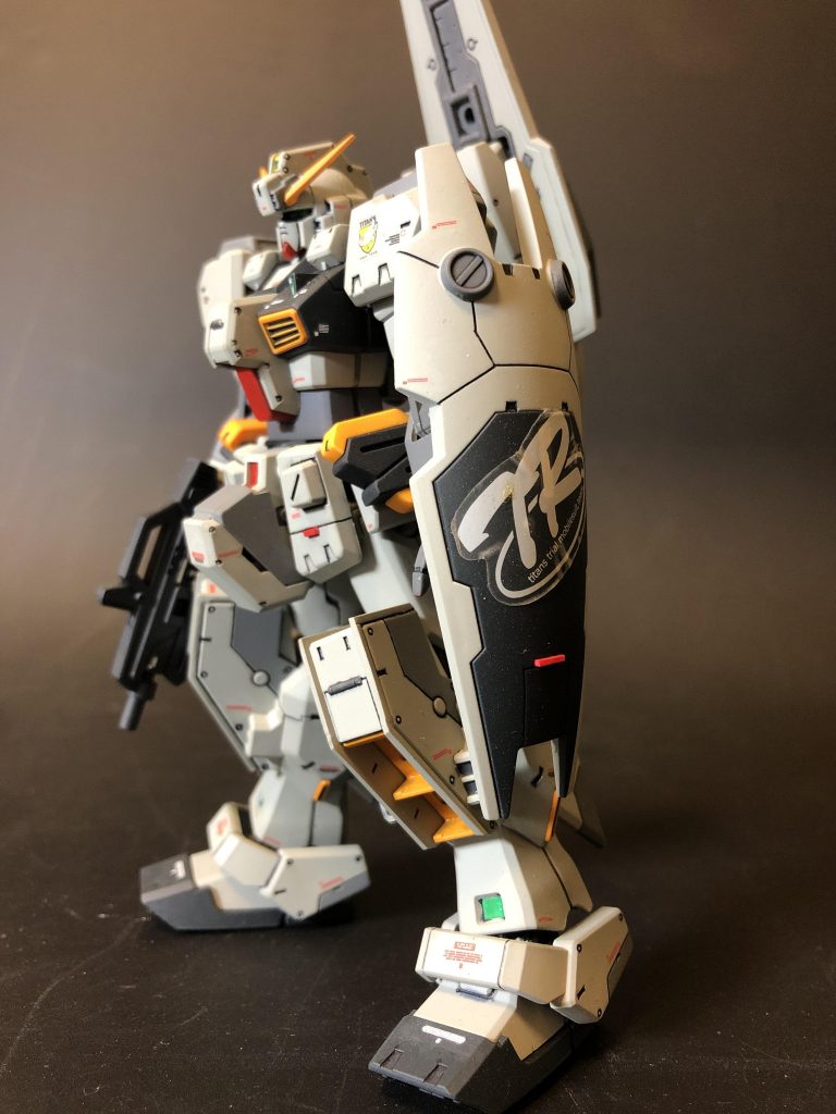 シールドのティターンズのシールを再使用したので浮いてしまったのが残念です。