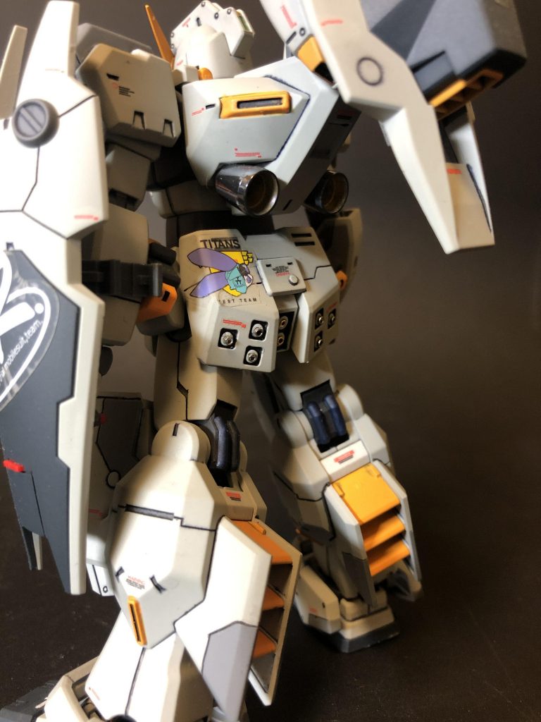 リヤスカートにメタルパーツを追加しバーニアはウェーブのこすって銀SANで磨きました。