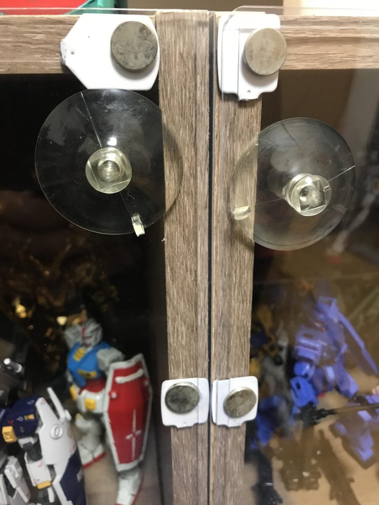 ラジオペンチで数回、くにくにしていると簡単に折れます。棚の上部3ヶ所、左右2ヶ所にフック裏に付いている両面テープで貼り付け。