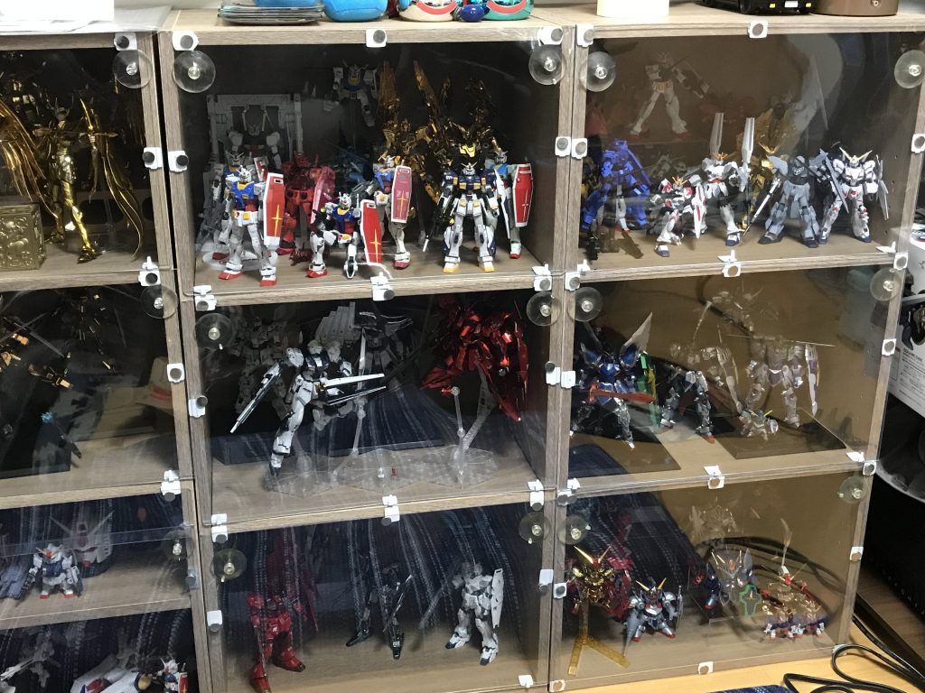 見た目は多少悪いかもしれませんが、出し入れもしやすく、おすすめです!天板の高さを変えた時は、カードケースの左右をカッターで切り取り、連結すれば調整可能。(写真左下部は調整してあります)