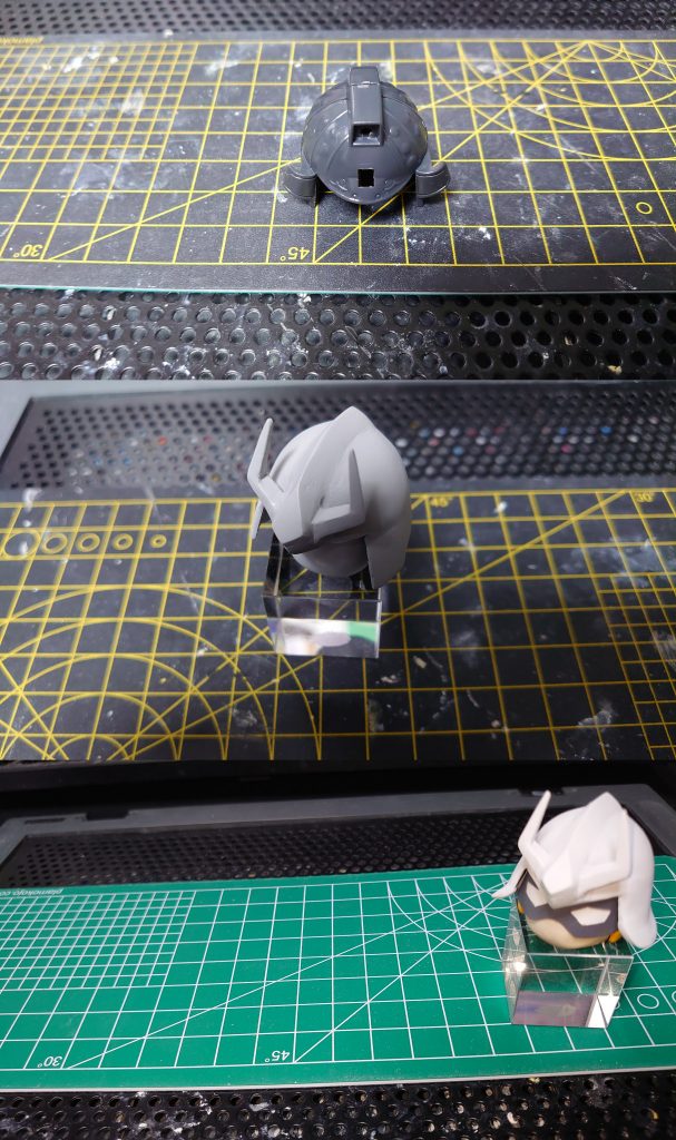 前作で使わなかった農丸の兜を眺めている内に、あの人が浮かび上がり制作がスタートしました。まずは兜をベースにパテで造形。顔は前作で余ったクロスシルエットフレームに付属するジムがベースです。首から下はフルスクラッチで仕上げました。