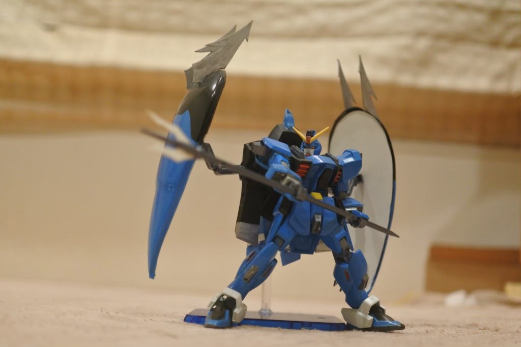 ゲシュマイディッヒ・パンツァーは三ツ矢サイダーのペットボトルと厚紙でできているので軽く、展開しても保持できます。ペットボトルはヘアアイロンで台紙に沿って湾曲させました。