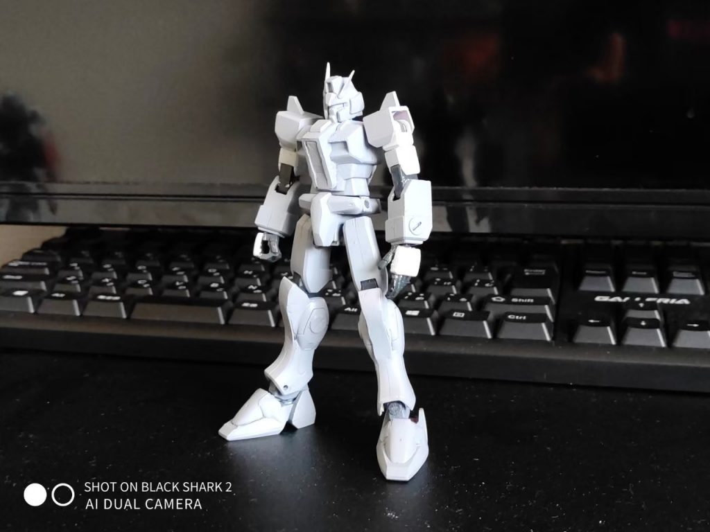 本体のグレーは色が近かったのでサーフェイサーのままです。なんだかんだサフ吹いた状態が1番格好良いってこと、ありますよね。