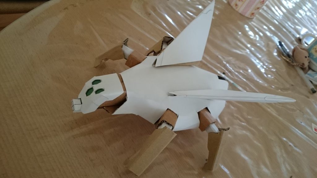 モビルアーマー部キャノピーは、緑のクリアファイルをカットして使用しています。