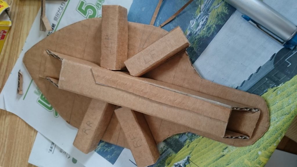 芯は段ボールの箱組みです。ボンドで接着しています。