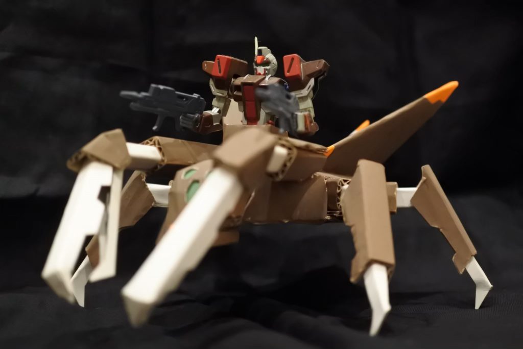 段ボールの断面は塞いでいないので、関節付近で段ボール製なのが見て取れます。 