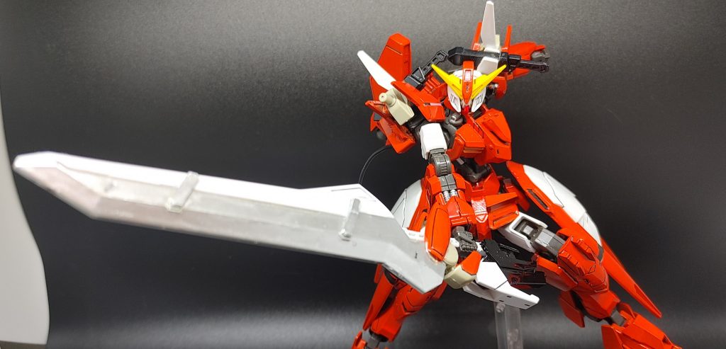 その破壊力は絶大で武器の重量も相まって装甲はおろか、フレームもろとも、いとも容易く斬り裂いてしまうほど。肩部から伸びる専用ケーブルからエイハブ粒子が送り込まれる。副産物として、バスターソード全体に擬似重力を発生させ、インパクトの瞬間に敵機へ擬似重力をぶつける。これにより、機体だけでなくパイロットを直接攻撃する事も可能。