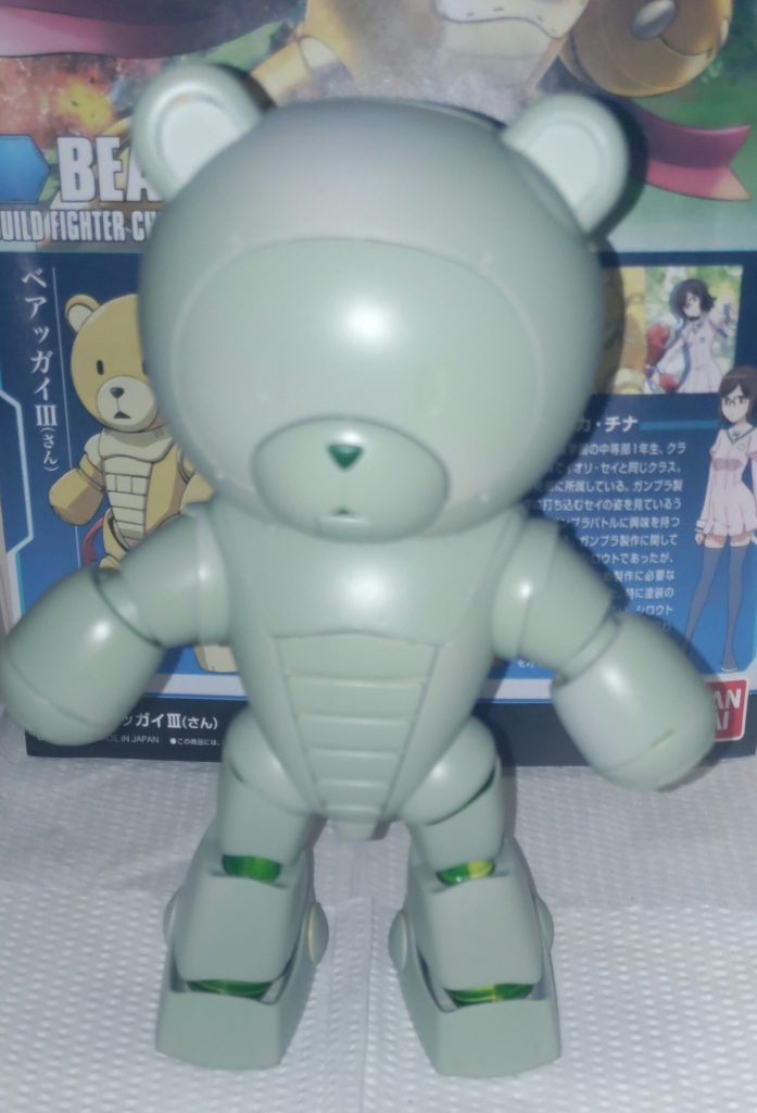 最初にグレーのサフを吹いて、下地に薄い緑をスプレー塗装しました。