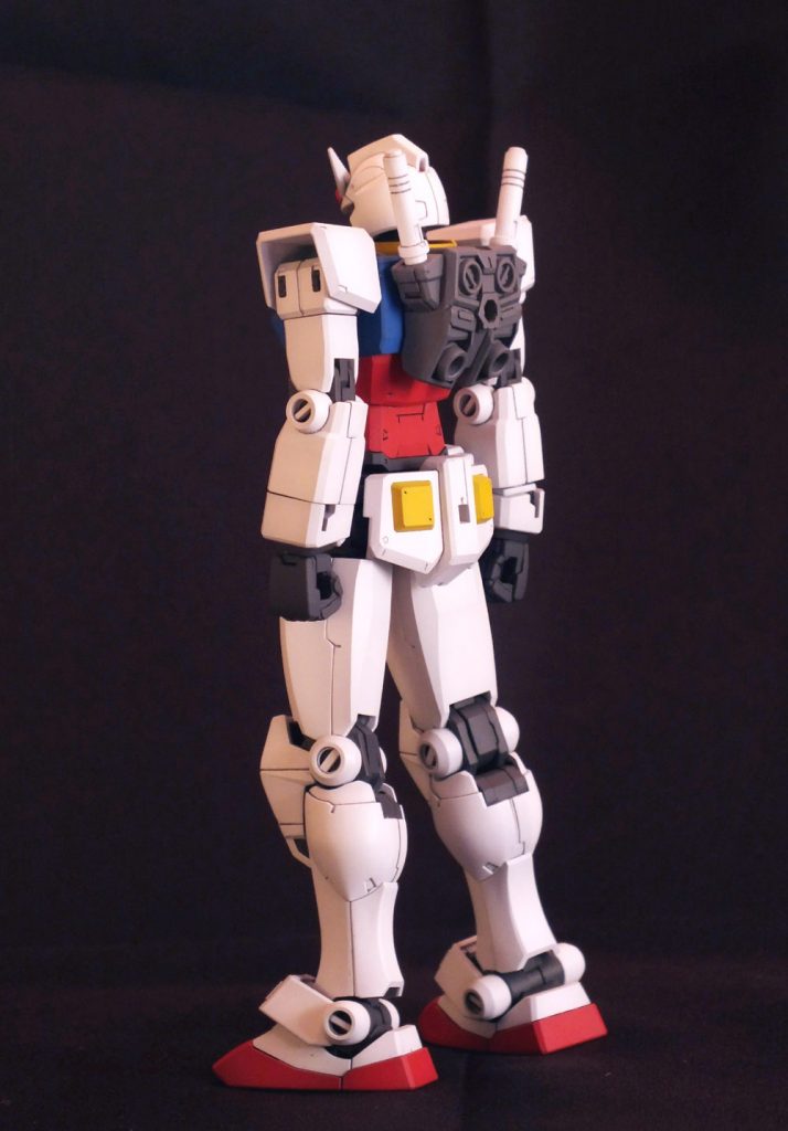 このキット、可動を主眼に置いているためなのか、本体のディテールはあっさり目になってますが、その代わりというか何というかで、バックパックや武器類のディテールの密度が高めになっているようです。 全身のバランスも含めて、変な風に偏ってるな~という感じの印象を受けるキットですね。