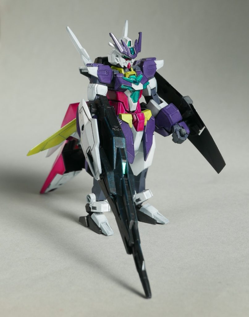 銃とその横に付いている白い盾(?)の間に妙に隙間が空くので少し削って詰めました。あと、変身機構の関係か肩と胴の間にも少し隙間があったのでそこも詰めました。手を加えたのはそのぐらいかな?