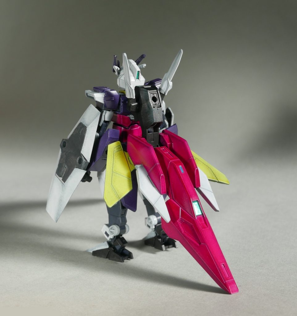 不要パーツとして入っていたアースリーの盾は当然持たせました。付属していたのは中央の黒い部分だけだったので、白い部分をプラ板で足してみました。あと、黄色い羽根の先端部分もなんか肘にぶつかるのでちょっと削りました。