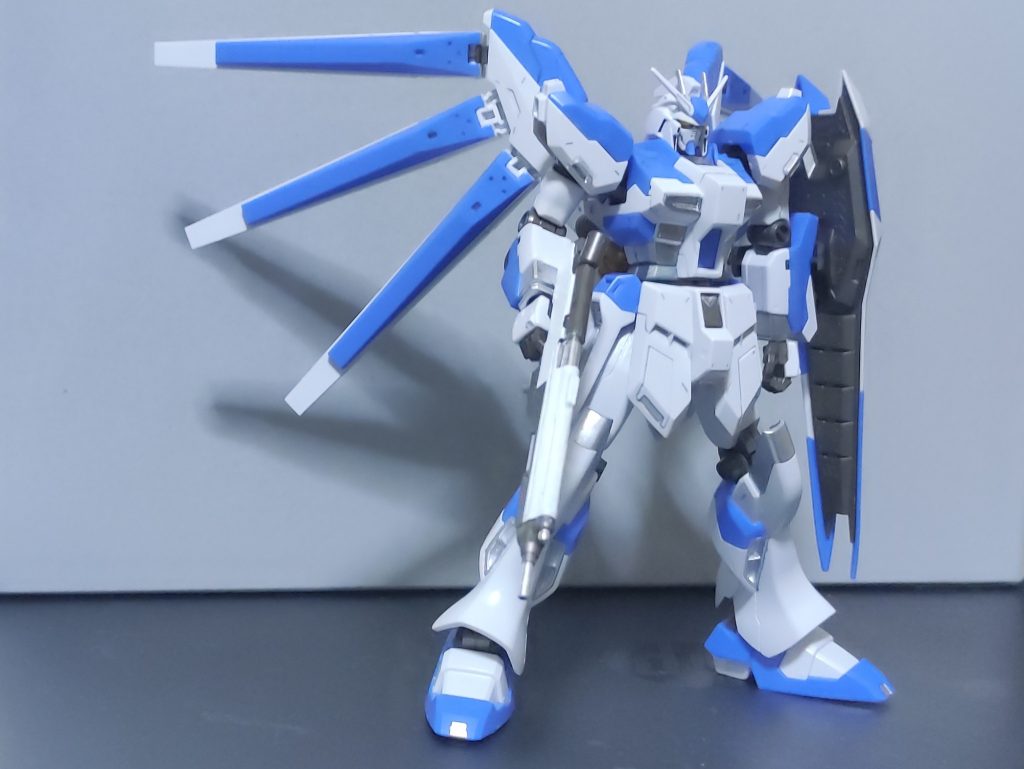 デカール貼る前の写真口というかアゴというか(青いところ)が長すぎると感じたので若干削り、頬とアンテナもシャープにしました。さらにファンネル基部や装甲裏の塗装なども行いました