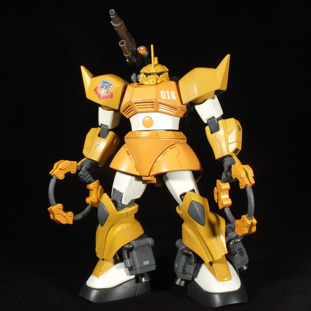 カラーは水性ホビーカラーのオレンジイエローを少し濁したもので胴体を塗り、その他はクリームイエローそのままですビームチャクラムは、ビームジェネレーター部分がイラストだと赤ですが、なんか救命浮き輪みたいに見えちゃうので、本体胴体色で塗りました右肩キマイラマークはタトゥーシールです