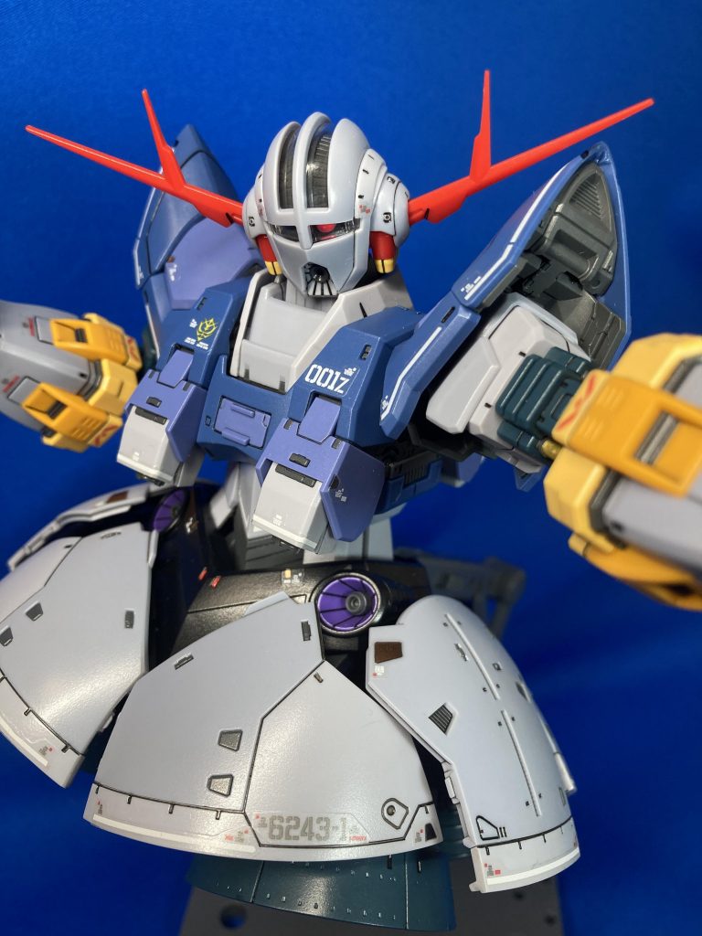 アップです。モノアイは蛍光ピンクを使いました。上手い具合に光で反射してくれたのでカッコいいですね。