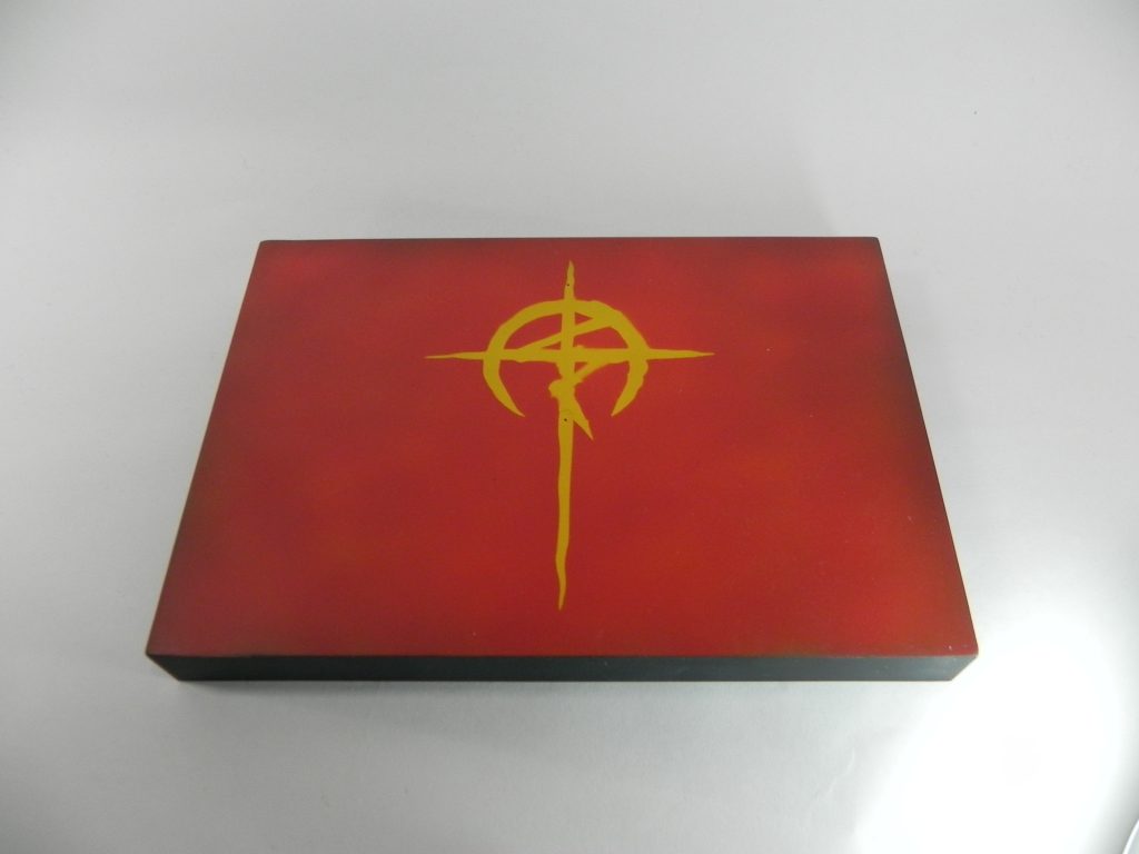 台座は百均の容器を塗装して製作しました。背景は赤のグラデーションを施し、マフティーのエンブレムはマスキングによる塗装です。