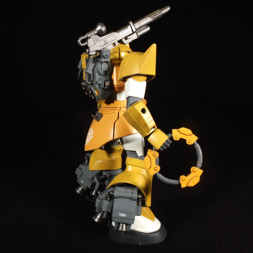 横から見るとこんな感です。脚部ブースターと脚フレアスカートの隙間がなるべく出ないようなバランスにしています。足首の可動は制約が出ますが、接地くらいなら何とか