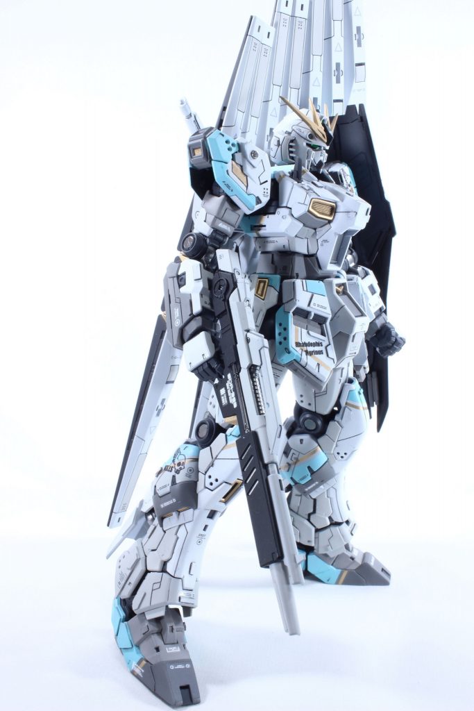 白に見える色はガイア ニュートラルグレー1。正確にはニュートラルグレー1のストックがほぼなくて、ガイアのexホワイトにニュートラルグレー2をほんの少量足して1を再現しました。他はニュートラルグレー2〜5を全て使い明るめの雰囲気にしました。ゴールド以外は下地は黒サフのちクレオスのただのシルバーです( •̀∀︎•́ )✧︎