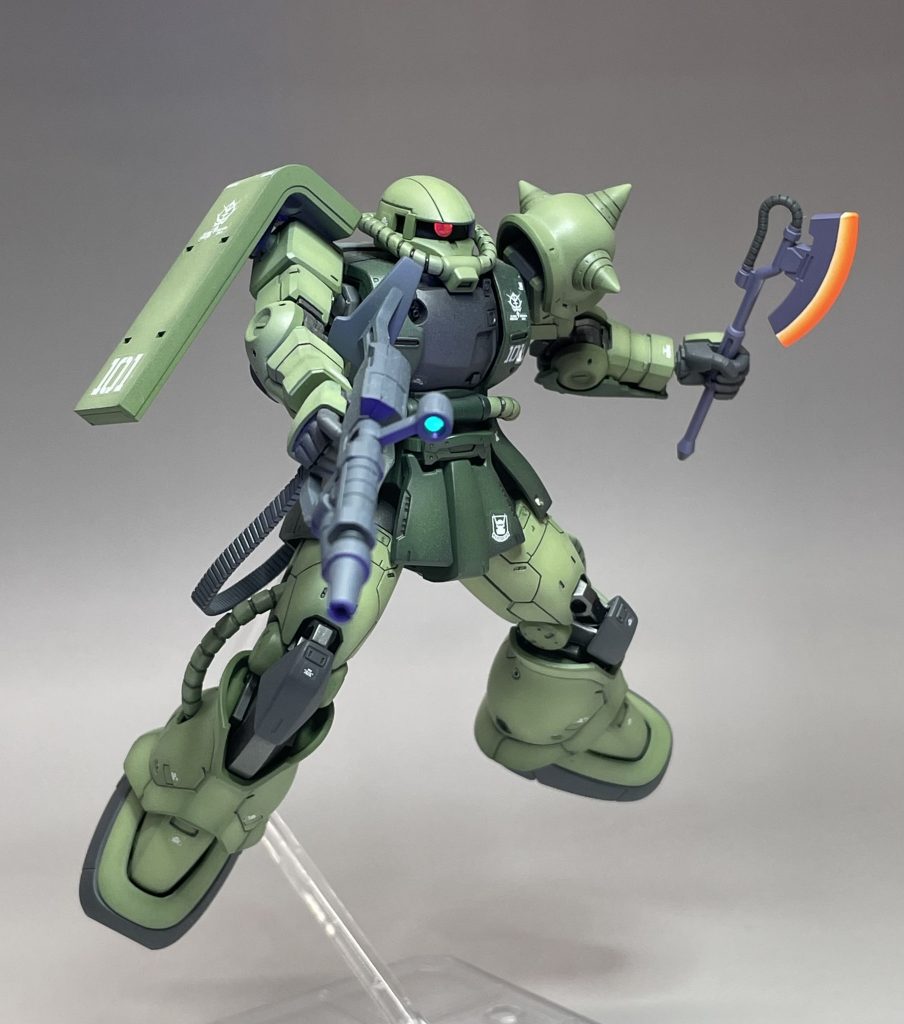 武器両手持ち!とはいえ、宇宙戦で、ライフルを構えながらも、ヒートホークを使うなんて、ちょっと戦い方が下手ですね…。