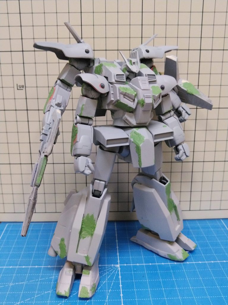 サフ吹きして肩アーマーの○ディテールを入れたり傷などをひたすら消しているところ。