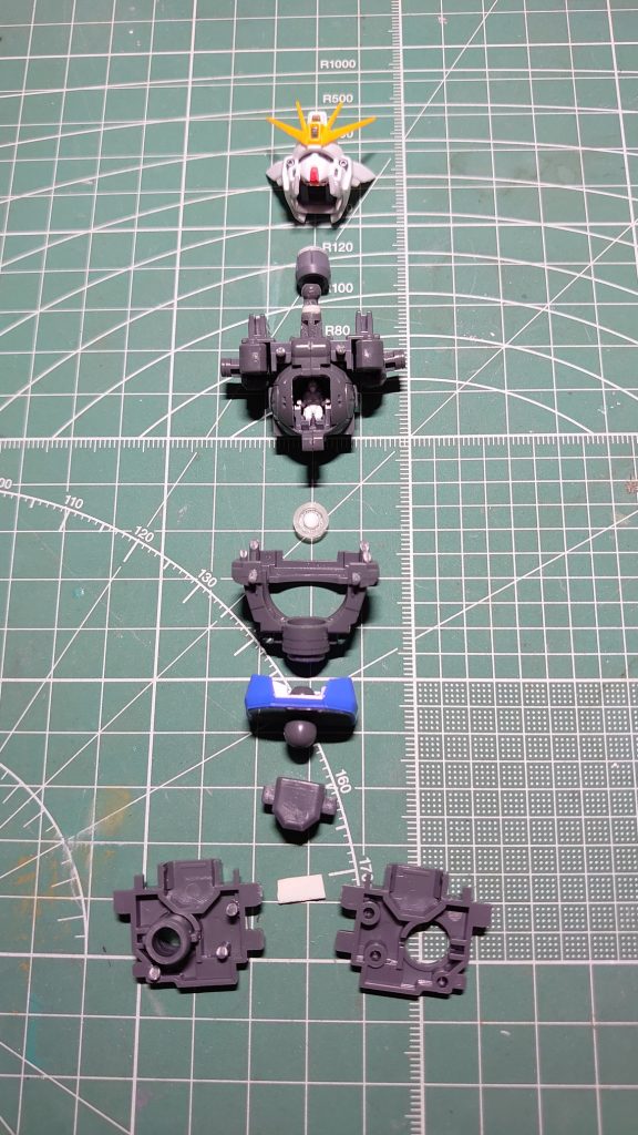 腰と腹部にスペーサーをかまして全体で3mm延長。首も1mm延長しています。