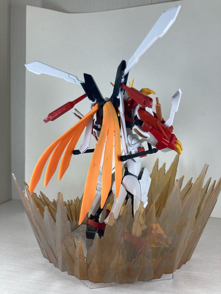 完全解放時の特殊装備。6本のヒートテイル。伸縮自在で変幻自在、それぞれが独立可動する尻尾。刺突斬撃捕縛に防御。近接格闘機でありながら中距離戦闘もこなす。