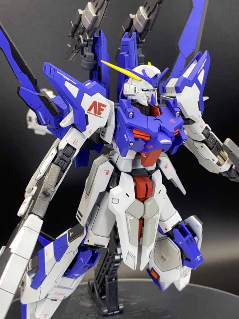 ツインアイはガンダムマーカーメタリック+蛍光塗料で仕上げました。