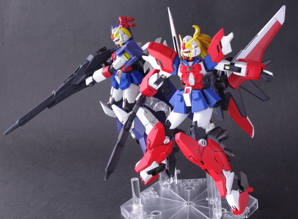 マーズフォーノーベル：飛行機能と推進力を高めた接近戦専用。脚部のスラスターと背面のフライトユニットを使った大剣による斬撃が武装。飛び道具を一切装備しないが大剣は分割して二刀流で対応。