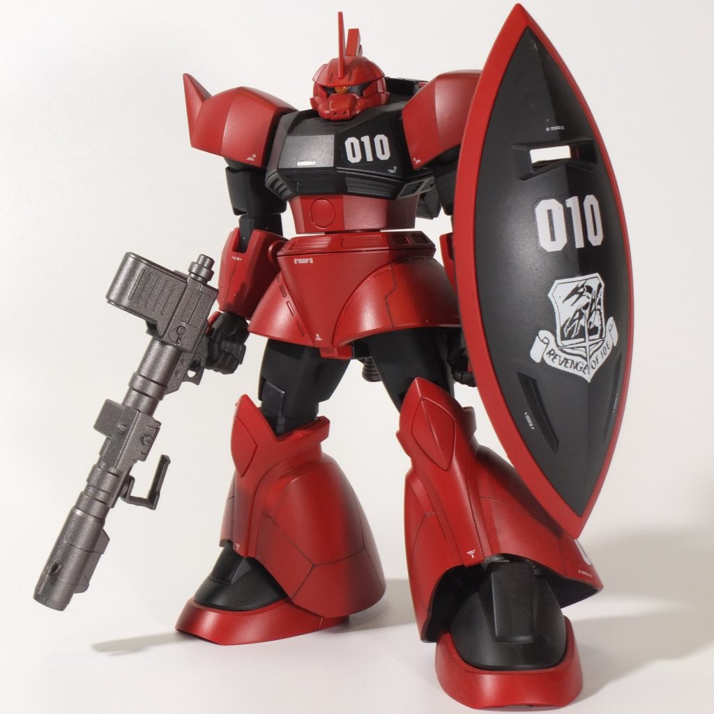 HGUCゲルググは初めて作ったのですが、そのまま作ると寸詰まりでのっぺりと感じたので、胴体延長と足首延長をちょっとづつして、苦手なスジ彫りを頑張って追加しました