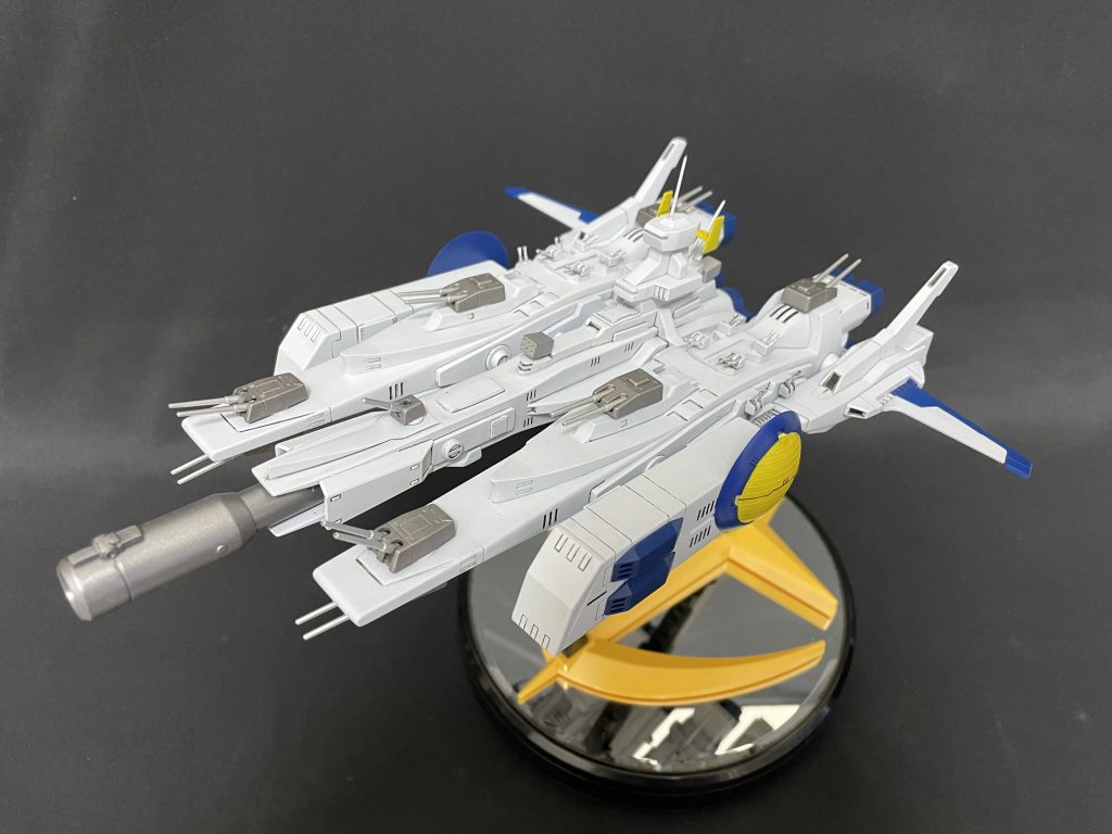 こちらが艦首大型メガ粒子砲の通常位置になります。サラミスをセンターにしてマゼランで挟み込み、さらに外側へホワイトベースのmsデッキ、HGUCのGディフェンサーのパーツでボリュームをつけました。