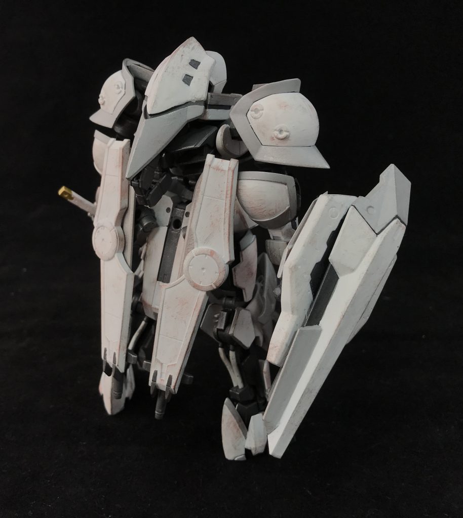GBNを楽しむモデラー、まるいるかがフォース、GUNSTARDOMに所属する前に制作し、自機としていたガンプラ。小説「ナイツ&マジック」に登場するシルエットナイト、アールカンバーをモチーフにヴァルキュリアフレームをベースに製作しており、近接戦闘に特化した性能を誇っている。また、個人的なこだわりから、あえて飛行系スキルは取っておらず、地上戦専用機体となっている。なお、シュヴェルトライテには複数の形態が存在しているがこの姿は近接に特化した軽装状態である。