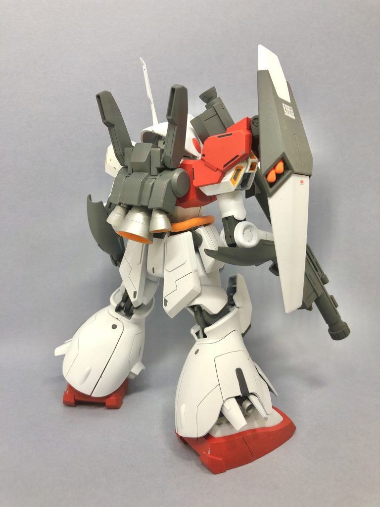 頭部、肩、シールド、バックパック、武装をジェガンD型に寄せています。マラサイ自体出来がいいのでこういう改造も存外に映えますね。