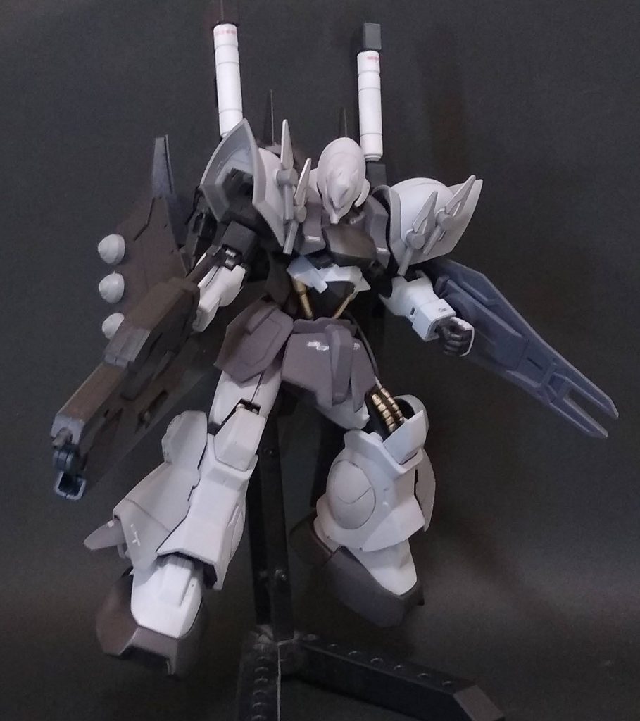 SEED撃ちポーズ。首は動かないし、手足の可動も残念な状態なのでこれが限界。