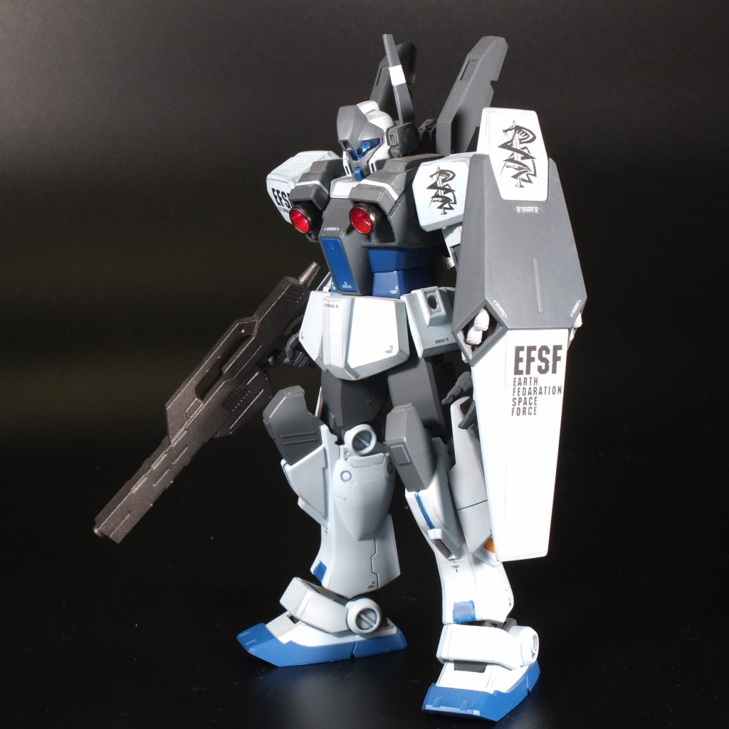 普通にミキシングで作ると、「ジムIII」「ジムナイトシーカー」「ジェガンAタイプ（R型）」の３機使用でそのうち２機はプレバンというお大臣ミキシングになりますさすがに勿体ないので（そもそもまともに入手できないし）、去年頭くらいに投げ売りされていた「ジムIIIビームマスター」にメルカリで落札したジャンクのジェガン頭と盾を使用し、あとは３Dプリンタで作成しました胴体はジムIIIに肩～胸スラスター部品を取り付ける形で改造したのですが、ジムナイトシーカーの部品を使うより、太ましく、ゴリラ体形になって個人的には好みです