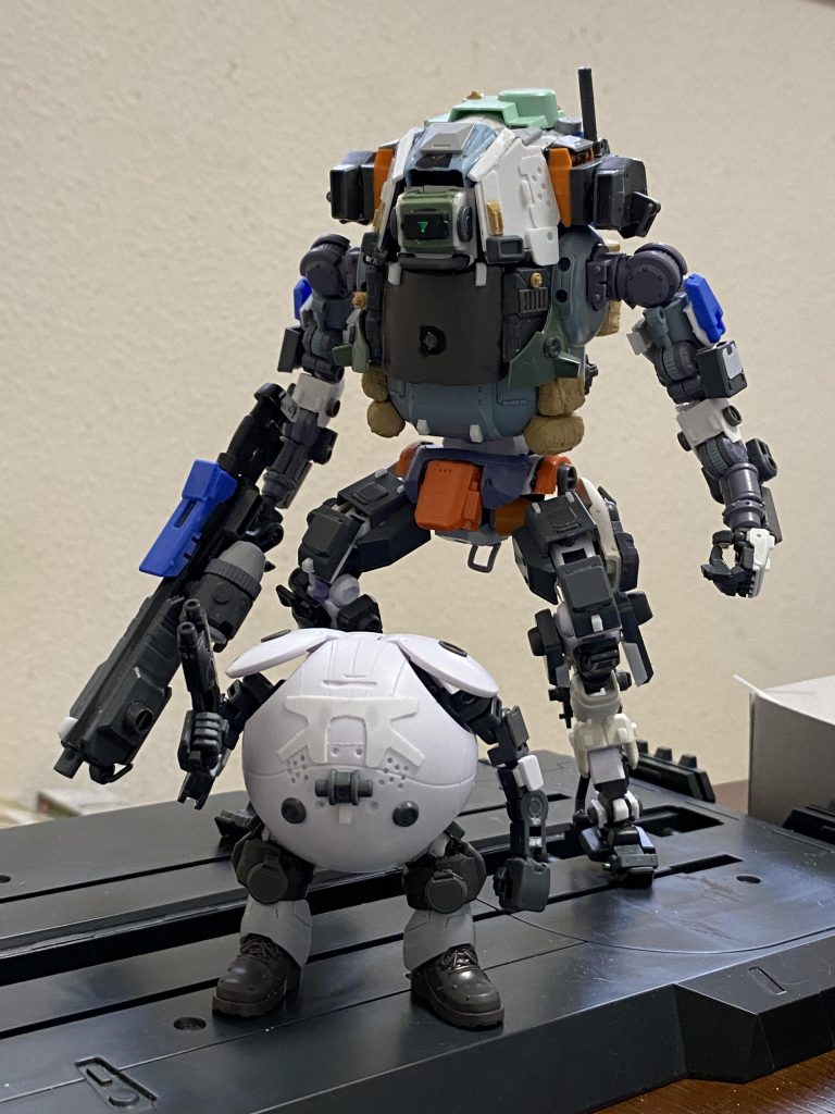 HBT部分はミリタリー系プラモのパーツを投入してミリタリ感を演出!クーパーは予想外の良い感じになったので欲が出てこの後腕を改修、ロボなのに袖捲りしてる形状に。