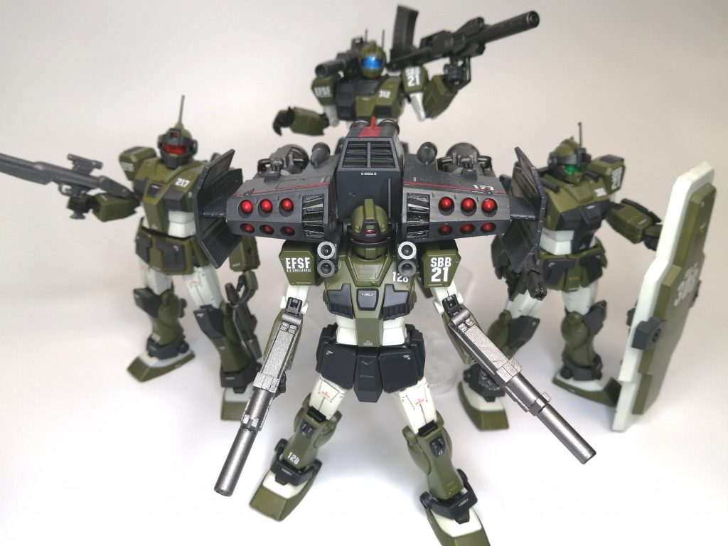 ジムカスタム部隊一同でパチり。SBB(マゼラン級)21番艦所属としています。先日の旧キット再販でマゼラン2隻入手したので、母艦を作ってやらねば