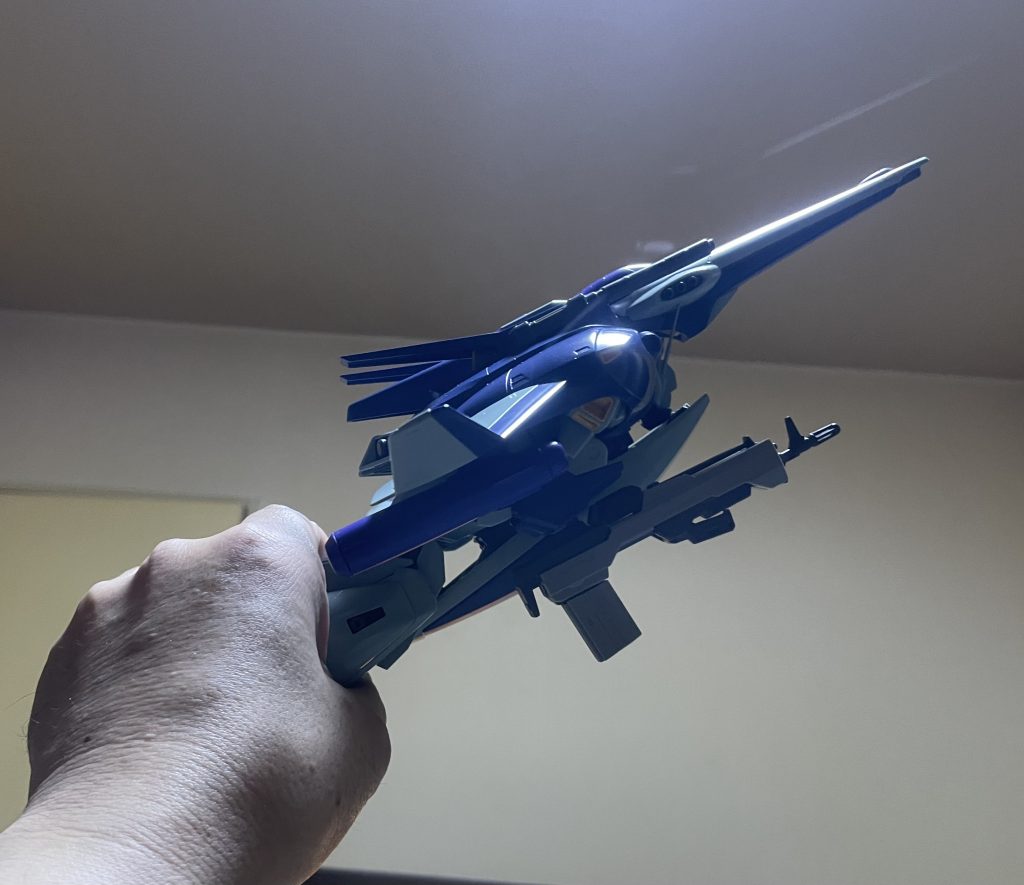 ちょっと股関節に追加加工したのと併せて、シールド内にもともとあった機能を利用して、モモ部分を保持できるようにしたので、こんなふうに持ってもダレることはありません。