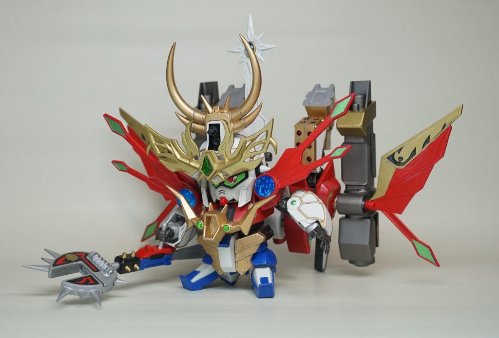 正面から。兜飾りは大きさを合わせてプラ板から。肩や額のクリアパーツはシリコンで複製して、100均便利。