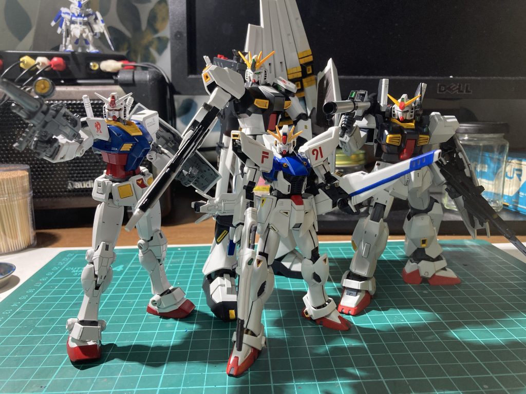 先輩方との集合写真。νガンダムとのサイズ差はわかってましたが、初代とくらべても頭ひとつ分小さかったのは意外でした。まさしく宇宙世紀のイノベーション。パワーウエイトレシオで比較すると、F91って本当にとんでもない超高性能機だったのだと。大人になってから判るガンダム世界の奥深さ！