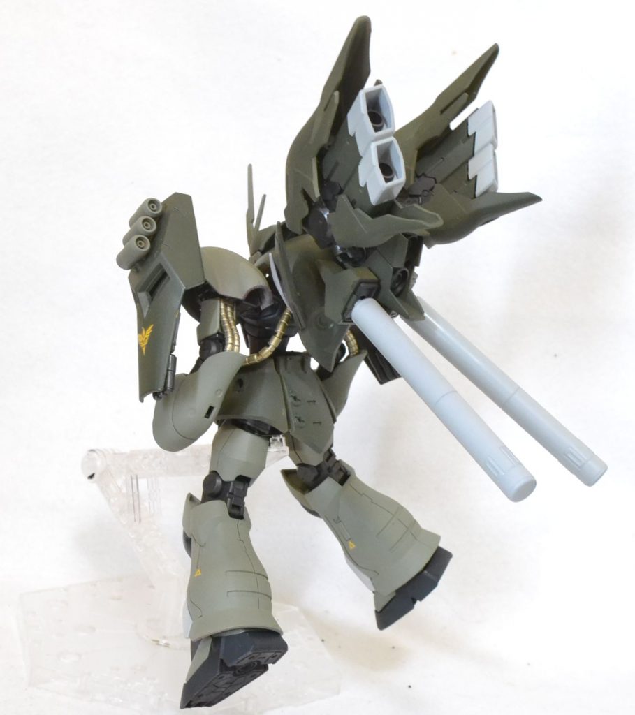 リア本体がヤクトドーガ、シナンジュと比べて小さくなったのでバックパックはでかく見えます。