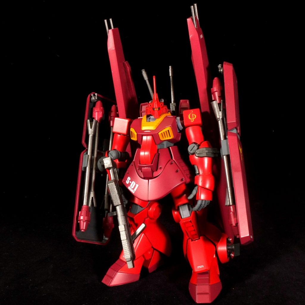 塗装ですが、水性ホビーカラーで、濃い赤はシャアレッド、薄い赤はガンダムレッド、黄色部分はオレンジイエローですネオジオンマークはガンダムデカールで、白の機体番号はF式WDで自作です