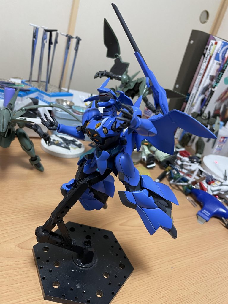 宇宙世紀の機体を意識しているのでグレーを差し色に使い生物感からメカ感を強めています。尻尾のビームキャノンは塗り分けでは1番気に入っている場所だと思います。ちなみにあのズドンとした脚部も可変機構を使うとなんか急にカッコよく見えたるので不思議です。