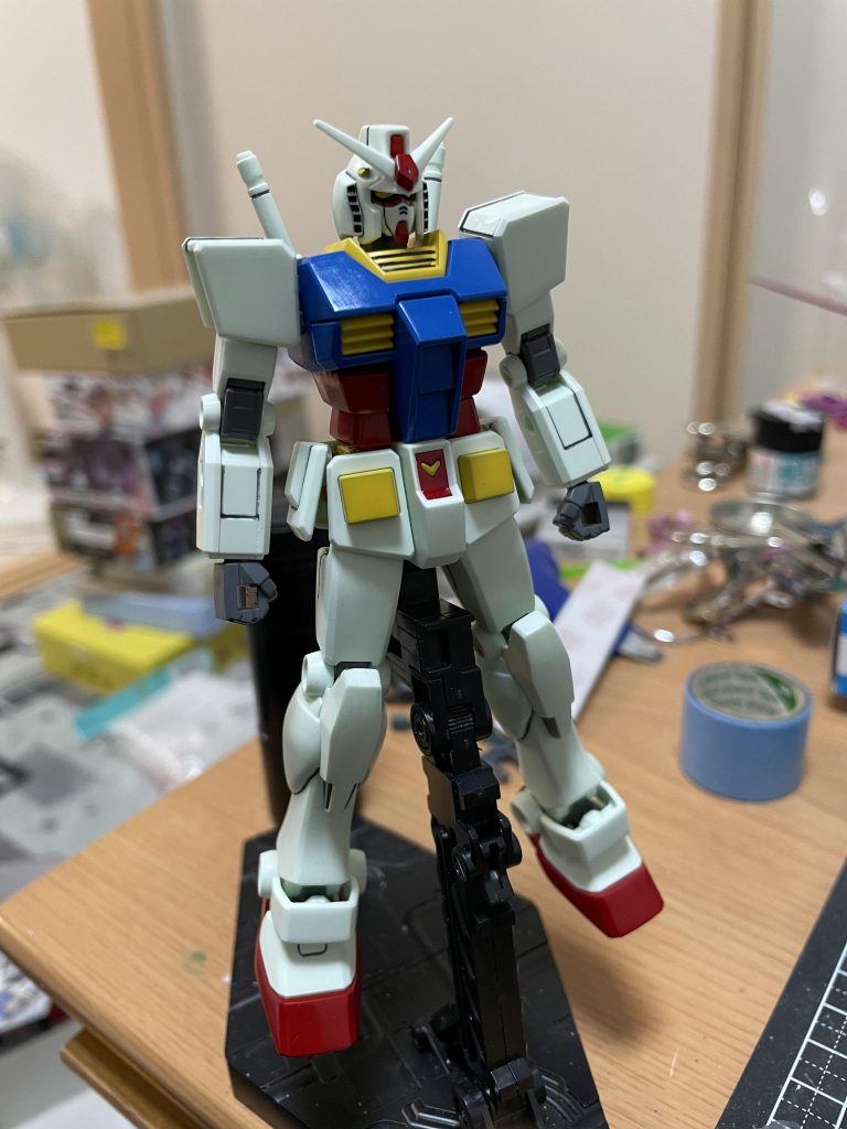 個人的にガンダムのアニメ版みたいなイメージを出したかったので追加の筋彫りなどは極力やめております。青はタミヤ:ブリリアントブルー赤はタミヤ:イタリアンレッドグレーはタミヤ:ガンシップグレー2黄はクレオス:ガンダムイエロー白は成形色でイメージに近いのでクリアーの半光沢をチョイスしてます。