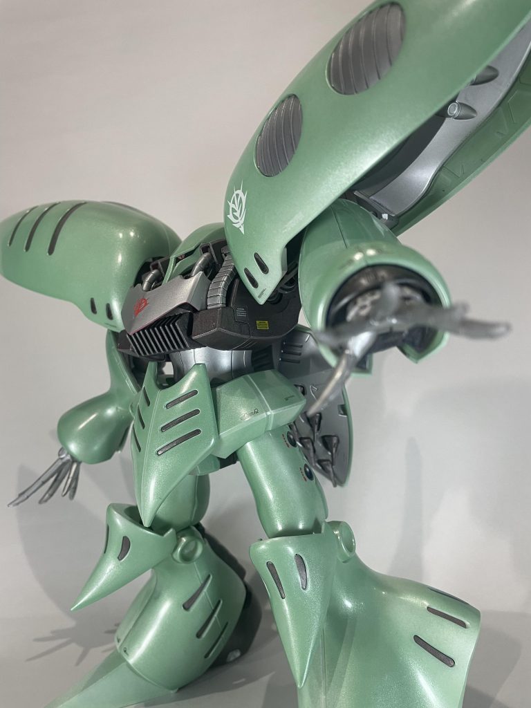 キュベレイの曲線を活かすべく初めてメタリック塗装に挑戦。あまり厚ぼったい塗装は好みではないので薄く塗ったんですが、そのせいかあまりメタリック感が出ていないのかも。ただのツヤありキットに?