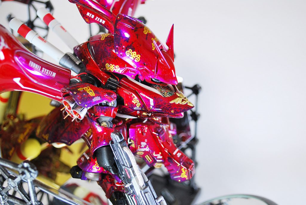 大きくなった頭部とバランスが取れるように胸部を前に延長固定。