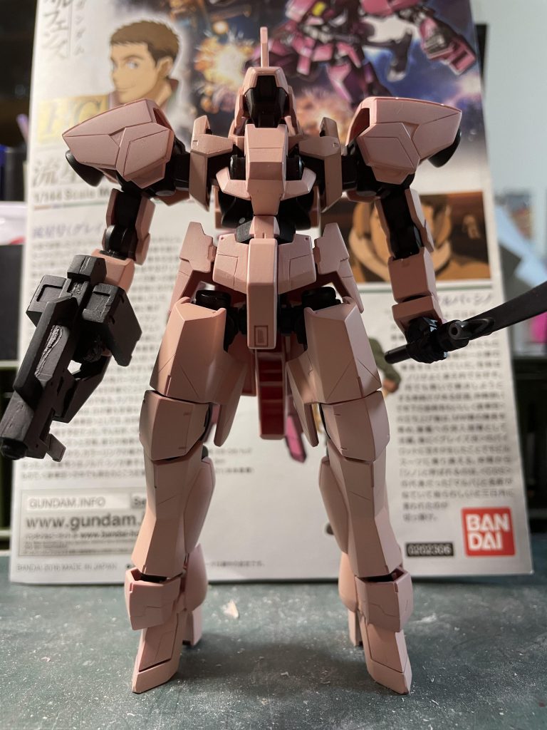 外装はピンクサフ、フレームは黒サフを使って吹いてみました。吹き終わって組んだ状態